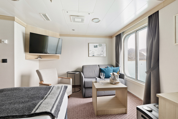 HX Hurtigruten Expeditions MS Fram Expedition Suite Mini Suite 7 ©Espen Mills.jpg